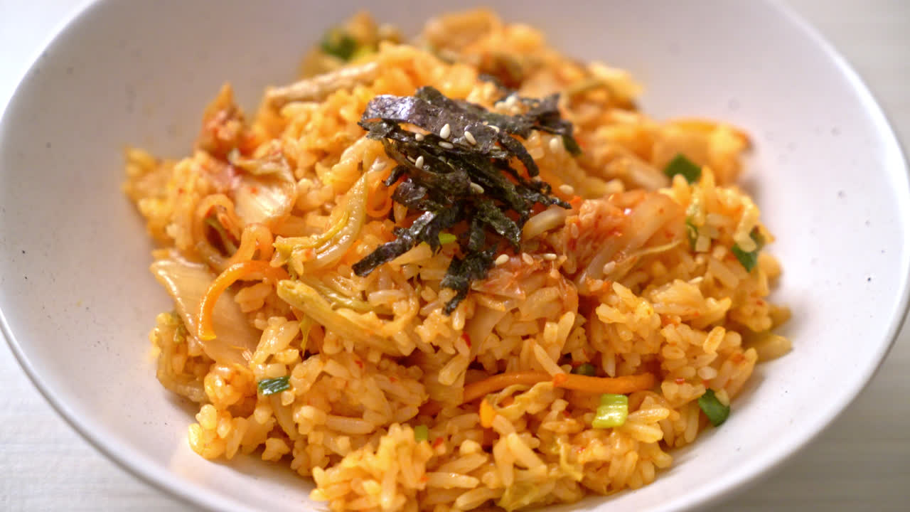arroz frito kimchi con algas y sésamo blanco - estilo de comida coreana