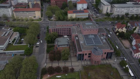 edificio sostenible con paneles solares techo en kaiserslautern, antena aérea