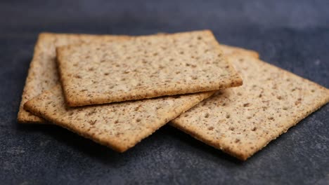un montón de galletas de trigo