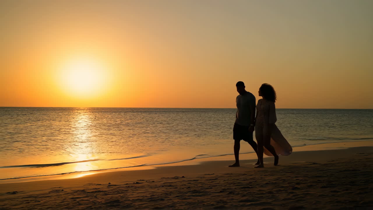 해질녘 해변을 걷는 커플