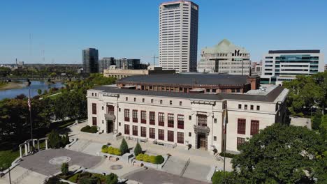 ayuntamiento de columbus ohio en el centro de columbus, ohio - imágenes aéreas de drones