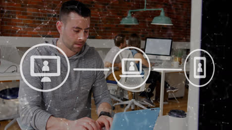 animación de iconos sobre hombres caucásicos usando computadora