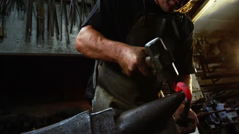 Herrero-Trabajando-En-Una-Barra-De-Hierro