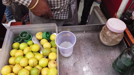 primer plano del subcontinente del norte de la india comida callejera popular filmada por gimbal de mano en 4k