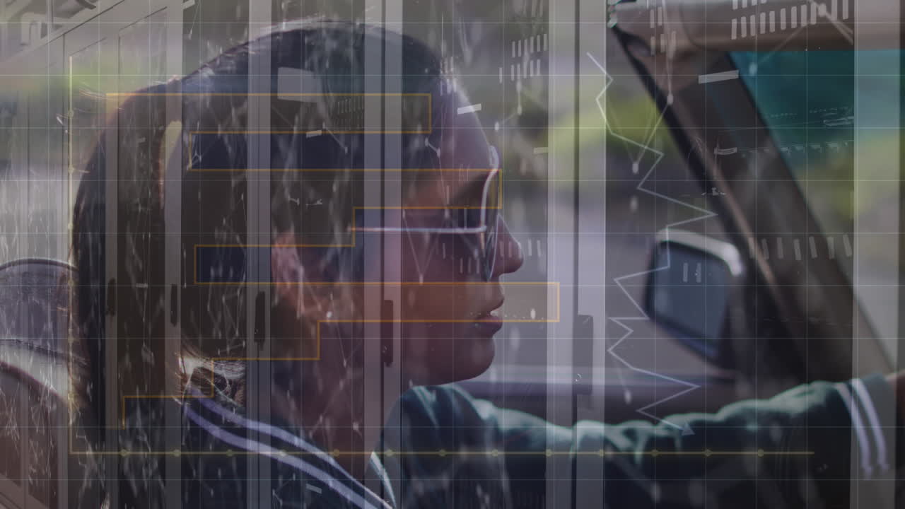 animación del procesamiento de datos y la sala de servidores sobre una mujer biracial conduciendo un coche