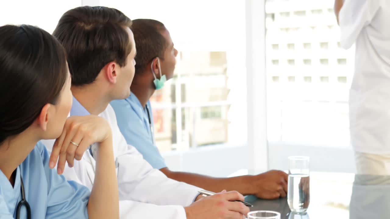 회의 도중  ⁇ 스레이 에 대해 이야기 하는 의료 팀