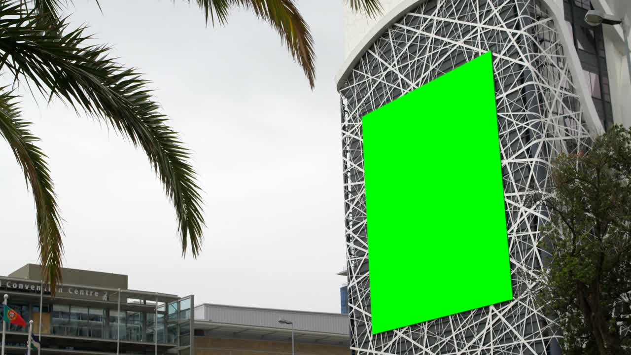 led hoarding en el exterior del edificio en la calle 4k de la ciudad