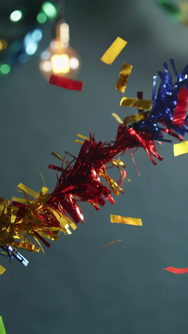 Video verticale: Coriandoli che cadono e volano oltre i festoni a una festa per celebrazione, lampadina calda.