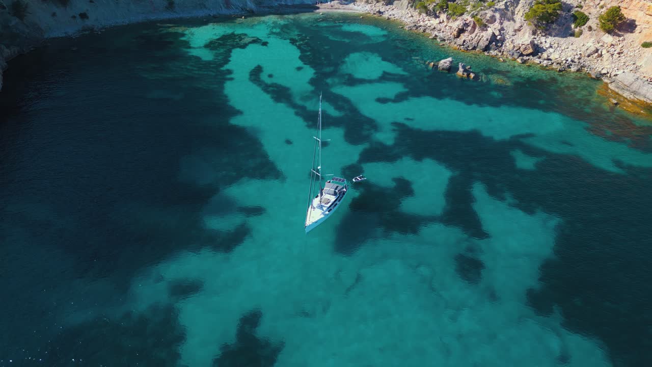 barco de vela yate, bahía natural remota, agua de mar azul turquesa clara, isla de palma de mallorca