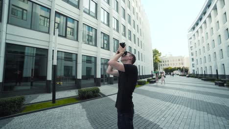 hombre tomando fotos con auriculares vr en un entorno urbano