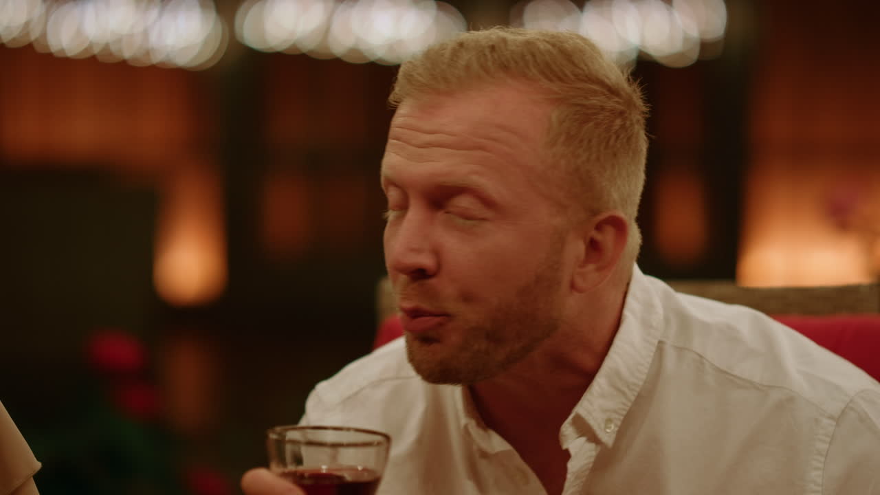 감성적인 남자가 이야기를 하는 초상화