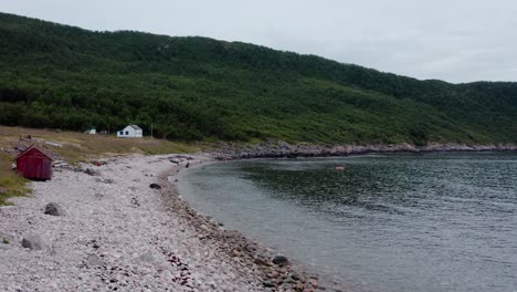 Cabañas-En-La-Costa-De-Leikvika-En-Flakstadvag,-Noruega