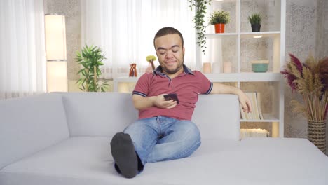 집에서 전화를 사용하는 난쟁이 젊은이.