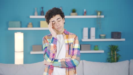 el chico con migraña y dolor no se siente bien.