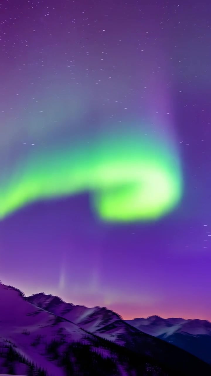 Video verticale: Tende aurorali che si muovono sopra una cresta innevata di notte con l'arrivo del vento solare.
