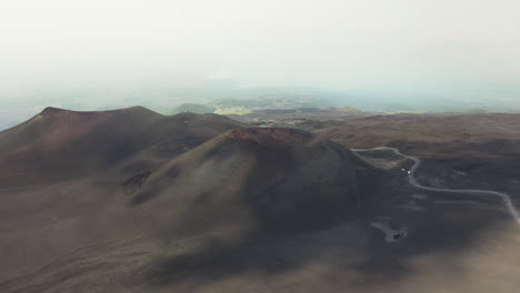 amplio monte etna drone tiro de cráter volcánico en sicilia italia, con gente alrededor del borde
