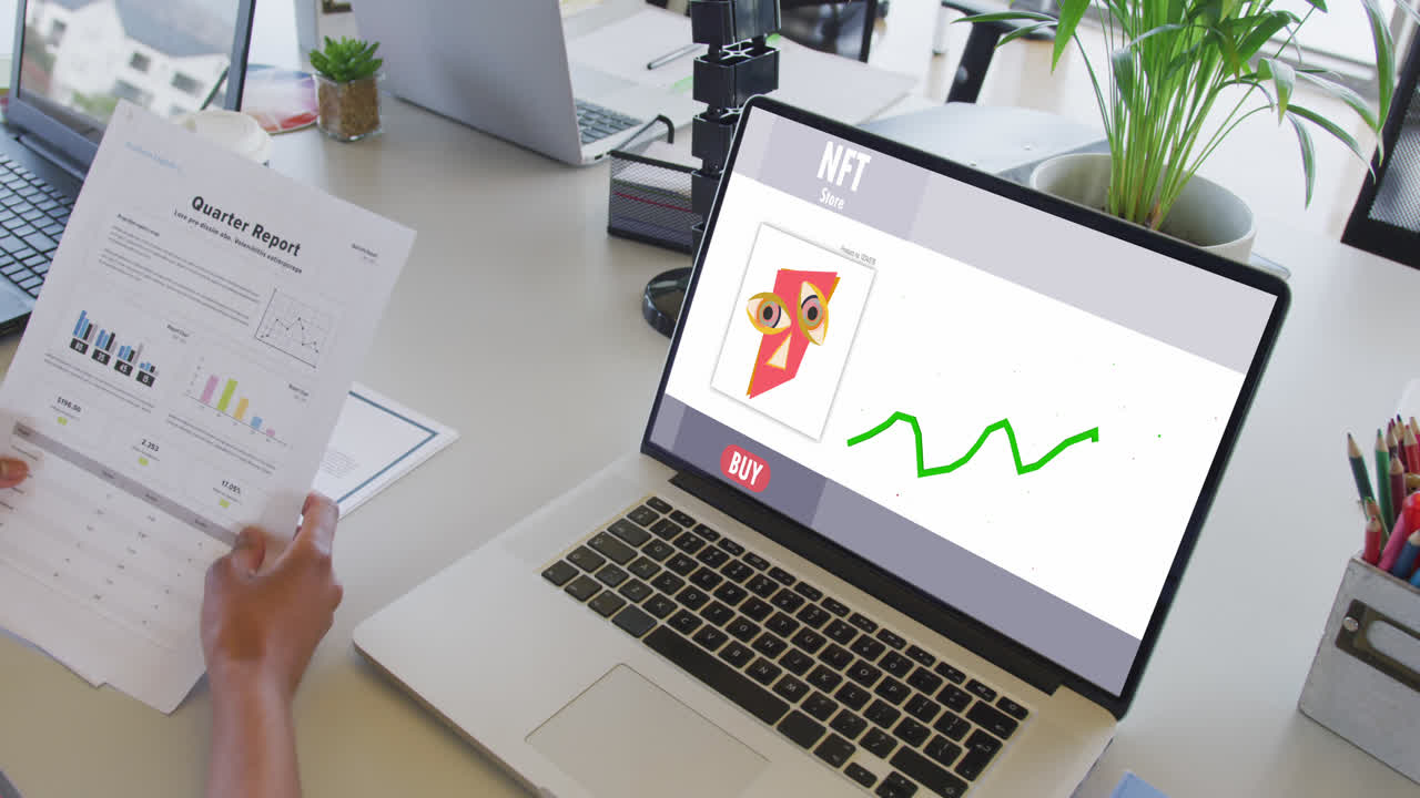 mujer de negocios afroamericana usando una computadora portátil para llamadas de video con procesamiento de datos