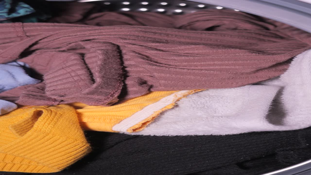 세탁기 에 있는 옷 어리