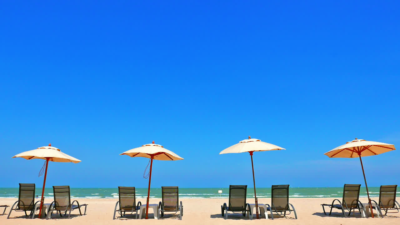 Ombrellone e sedia in spiaggia con paesaggio marino per viaggi.