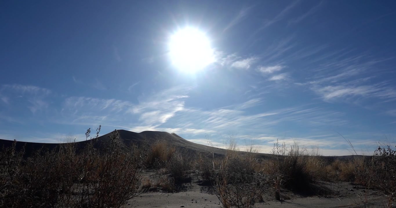 Wolken bewegen over zandduinen in Bruneau Dunes State Park, Idaho