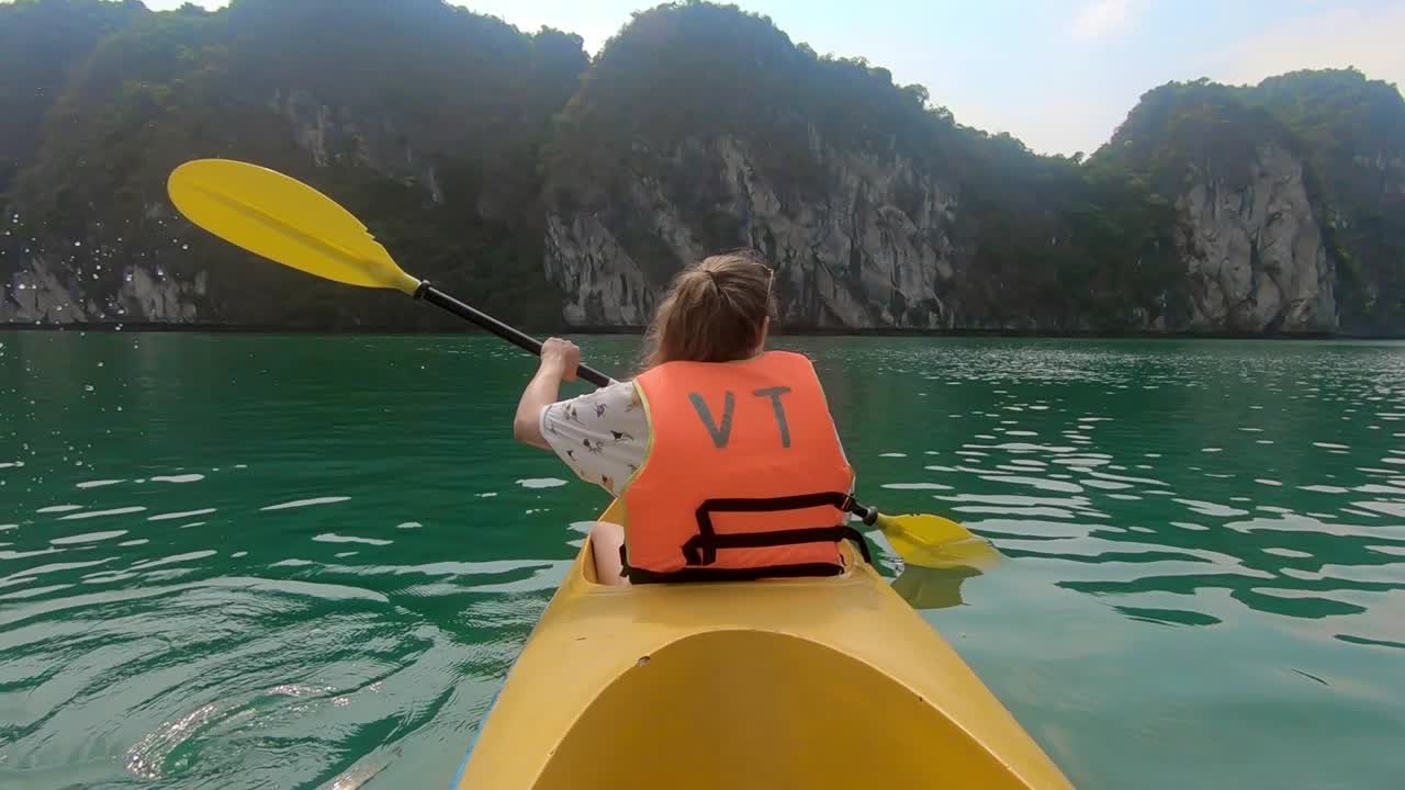 Kayak al rallentatore a Cat Ba, Vietnam.