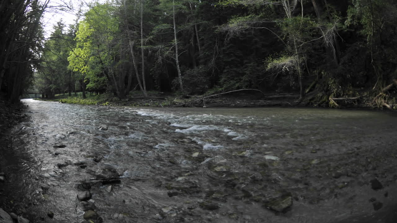 lapso de tiempo de la salida del sol sobre el río big sur durante la primavera en big sur california 1