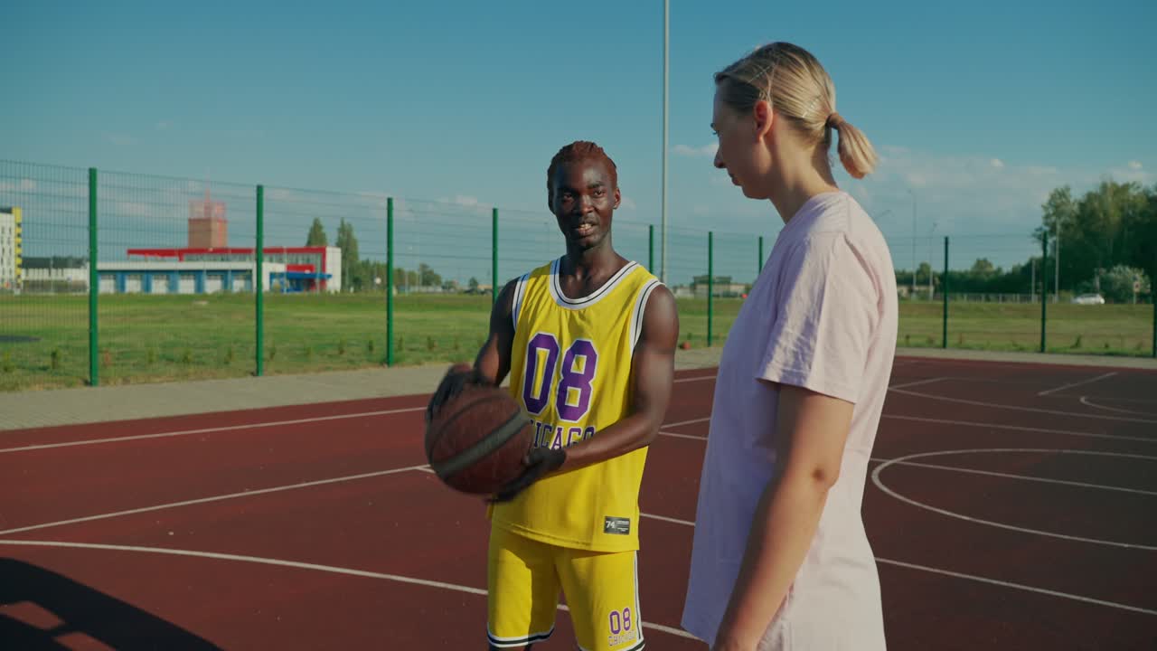 Giocatori di basket su un campo all'aperto