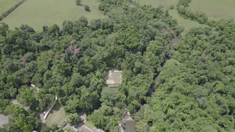 Aufschlussreiche-Aufnahme-Von-Mena-Creek-Falls,-Umgeben-Von-üppigem-Regenwald-Des-Paronella-Parks-Im-äußersten-Norden-Von-Queensland,-Australien