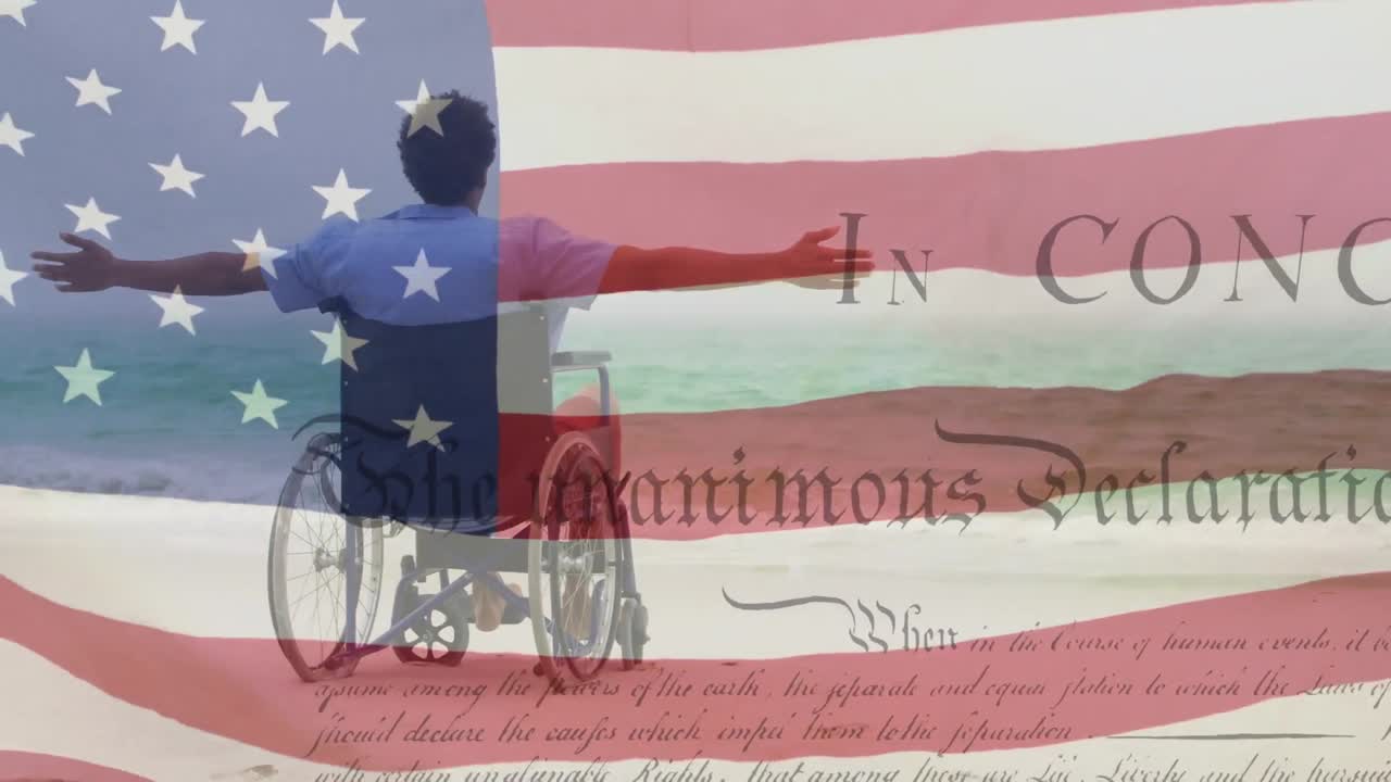 hombre de raza mixta discapacitado abriendo los brazos con nosotros agitando la bandera y la declaración de independencia en primer plano