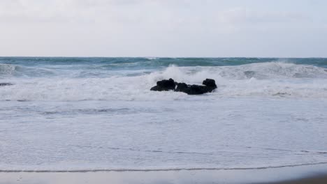 Hohe-Wellen-Schlagen-Auf-Felsen-Und-Tosen-Am-Strand-An-Der-Basaltküste-In-Island