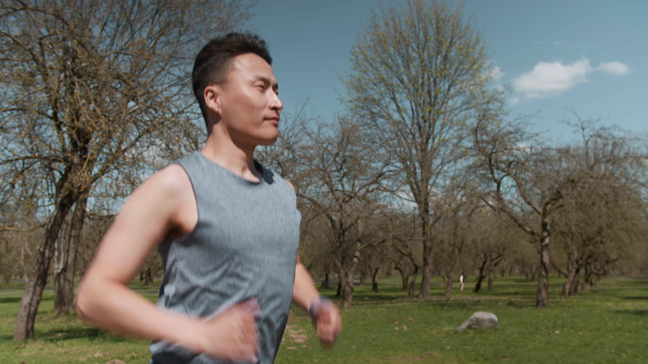 남자는 공원에서 실행