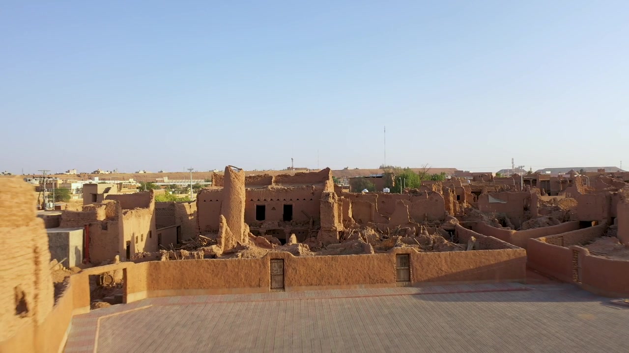 Riprese aeree con drone del villaggio storico di Ushaiqer, una delle città più antiche dell'Arabia