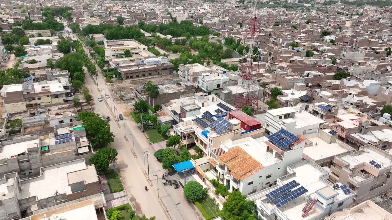 vista aérea de la ciudad de mirpur khas con paneles solares, sindh, pakistán