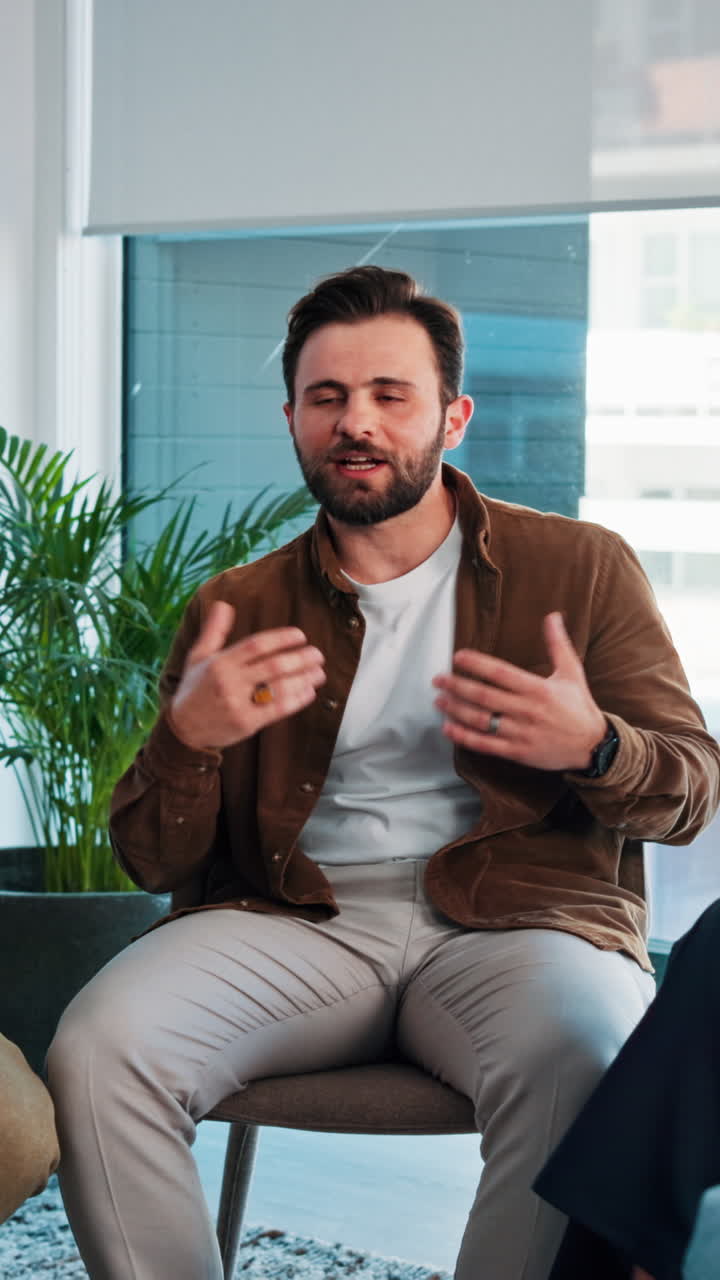 Un uomo con la barba seduto in un ambiente interno
