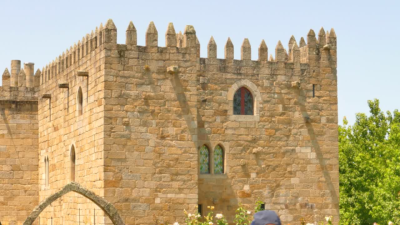 antigua torre del histórico palacio episcopal de braga en portugal