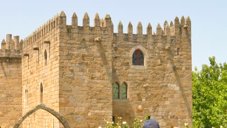 Antigua-Torre-Del-Histórico-Palacio-Episcopal-De-Braga-En-Portugal