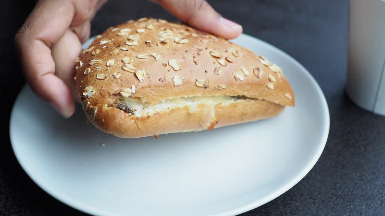 cerca de un delicioso sándwich de queso a la parrilla en un plato