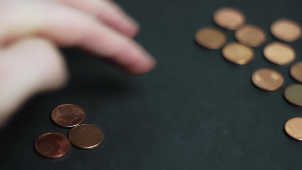 contando euro dime ahorros lentamente