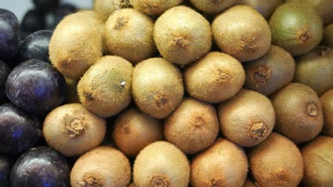 una pila de kiwis en un mercado