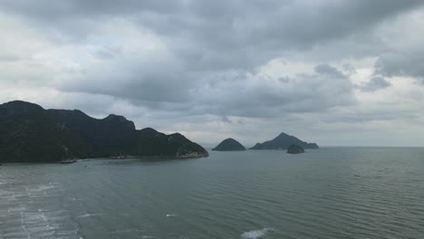산과 섬 아래로 파도를 드러내고 회색 구름이 있는 아름다운 하늘, 삼 로이 요트 국립 공원, 프라추압 키리 칸, 태국