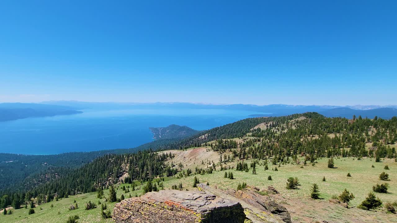 lago tahoe desde el punto de vista de la montaña en un día soleado en california, estados unidos