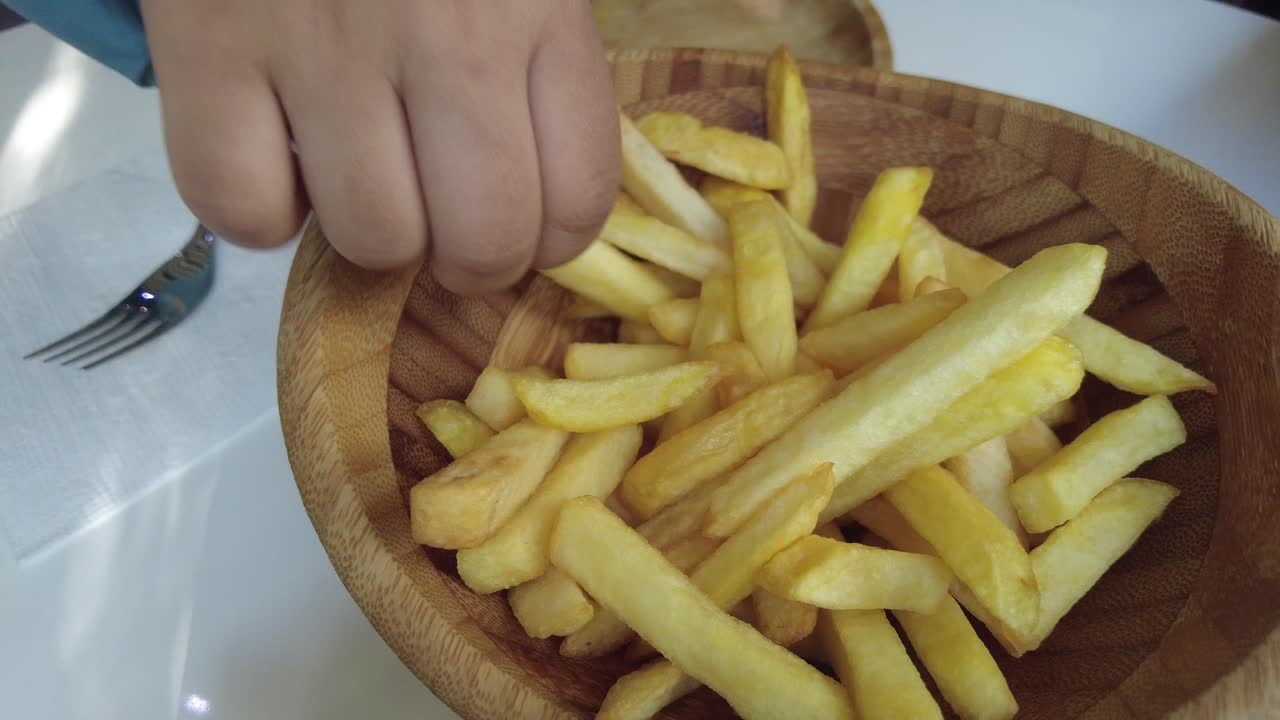 patatas fritas en un cuenco de madera
