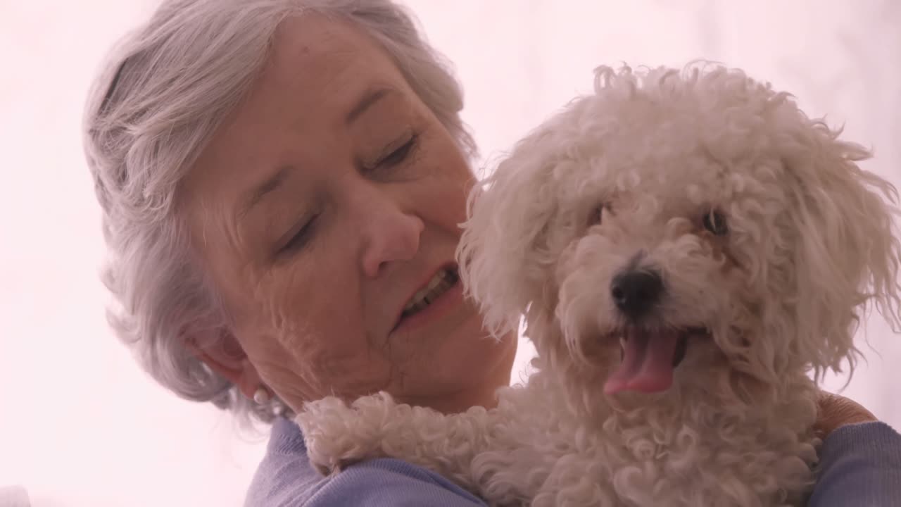 개 를 들고 있는 미소 짓는 고위 여성