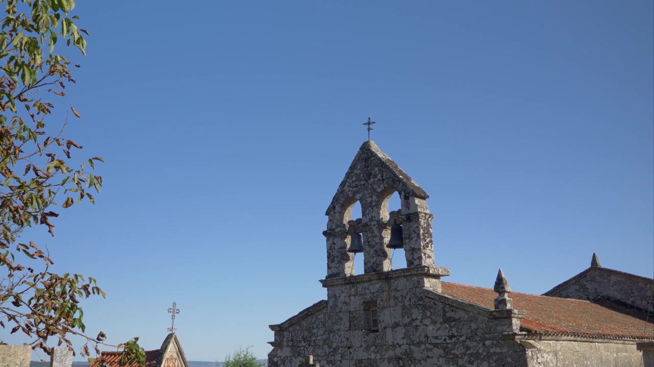 Klokketårn ved San Salvador de Sabucedo kirke i Porqueira, Ourense, Galicien, Spanien