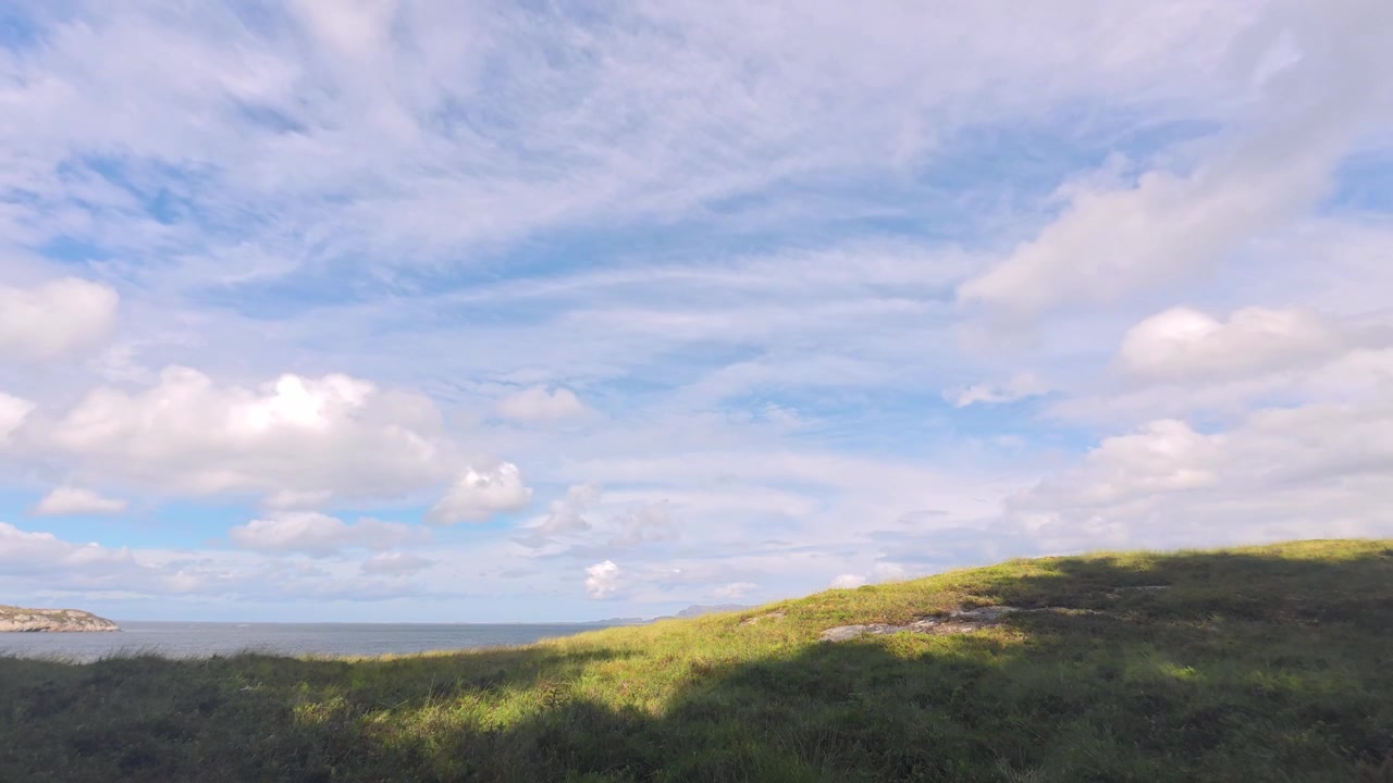 Time lapse di nuvole basse che attraversano il cielo costiero