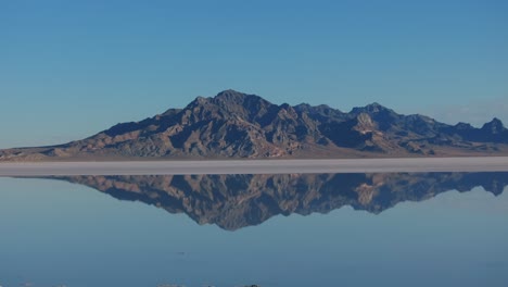 Rocky-Mountain-Spiegelt-Sich-Auf-Der-Oberfläche-Der-überfluteten-Bonneville-Salt-Flats,-Utah