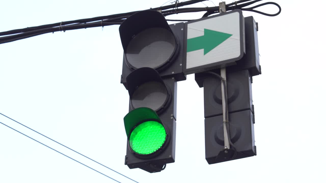 primer plano de un semáforo en la carretera durante el día