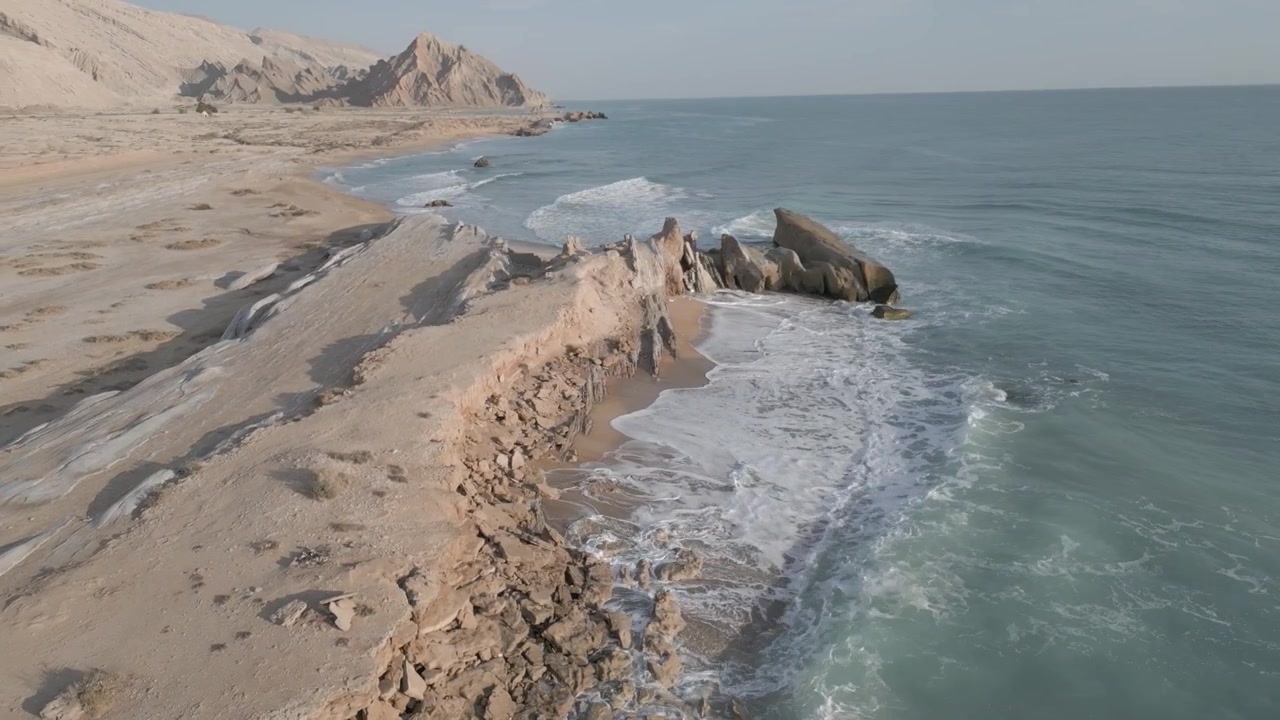 Paesaggio terrestre suggestivo, simile a quello marziano, situato vicino all'oceano. Caratterizzato da scogliere rocciose e fenomeni di erosione eolica sulle spiagge. Include le colline costiere marittime di Qeshm, Qatar, Oman, Iran e le formazioni naturali del Golfo Persico, significative nella cultura araba.