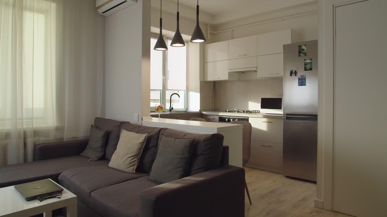 Telecamera in movimento lungo un appartamento con design open space, senza persone