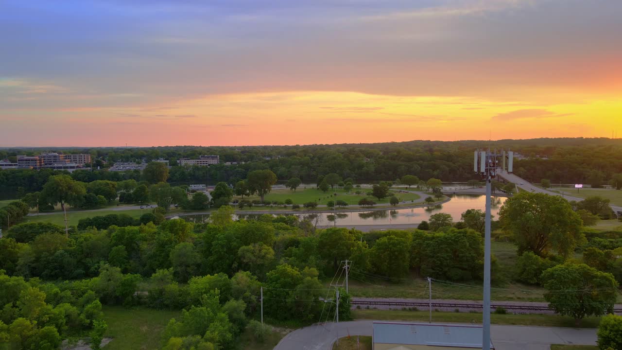 다채로운 일몰 하늘을 배경으로 위스콘신주 제인스빌에 있는 통신 셀 타워